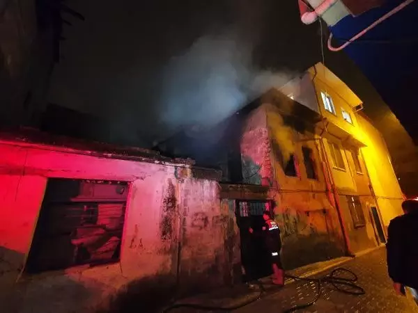Metruk binadaki yangını söndüren ekipler, bir erkeğe ait cansız beden buldu Metruk binadaki yangını söndüren ekipler, bir erkeğe ait cansız beden buldu