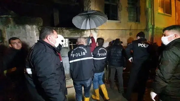 Metruk binadaki yangını söndüren ekipler, bir erkeğe ait cansız beden buldu Metruk binadaki yangını söndüren ekipler, bir erkeğe ait cansız beden buldu