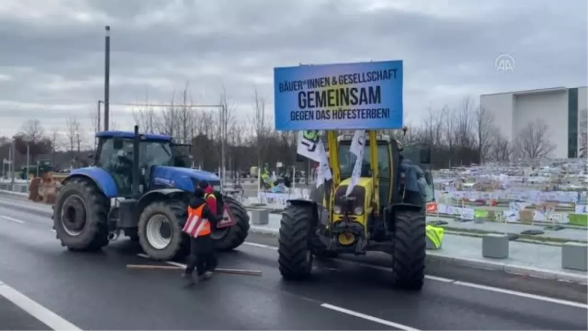Almanya'da çiftçiler hükümetin tarım politikalarını protesto etti
