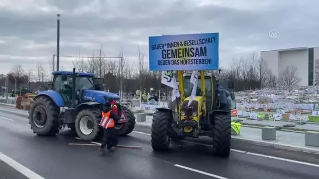 Almanya'da çiftçiler hükümetin tarım politikalarını protesto etti Almanya'da çiftçiler hükümetin tarım politikalarını protesto etti