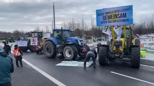 Almanya'da çiftçiler hükümetin tarım politikalarını protesto etti Almanya'da çiftçiler hükümetin tarım politikalarını protesto etti