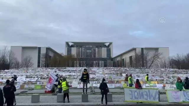 Almanya'da çiftçiler hükümetin tarım politikalarını protesto etti Almanya'da çiftçiler hükümetin tarım politikalarını protesto etti