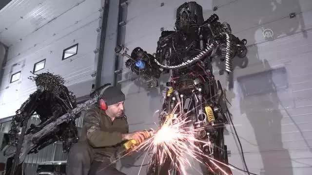 Atık araç malzemeleri motor ustasının elinde sanat eserine dönüşüyor Atık araç malzemeleri motor ustasının elinde sanat eserine dönüşüyor