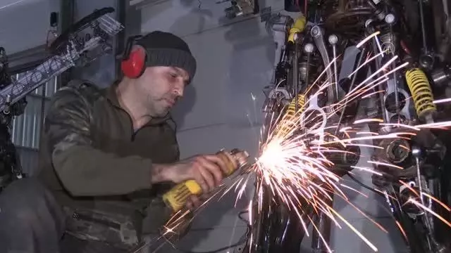 Atık araç malzemeleri motor ustasının elinde sanat eserine dönüşüyor Atık araç malzemeleri motor ustasının elinde sanat eserine dönüşüyor