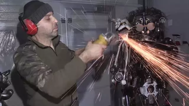 Atık araç malzemeleri motor ustasının elinde sanat eserine dönüşüyor Atık araç malzemeleri motor ustasının elinde sanat eserine dönüşüyor