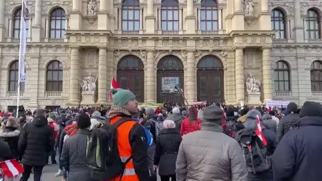 Avusturya'da binlerce gösterici Kovid-19 önlemlerini protesto etti Avusturya'da binlerce gösterici Kovid-19 önlemlerini protesto etti