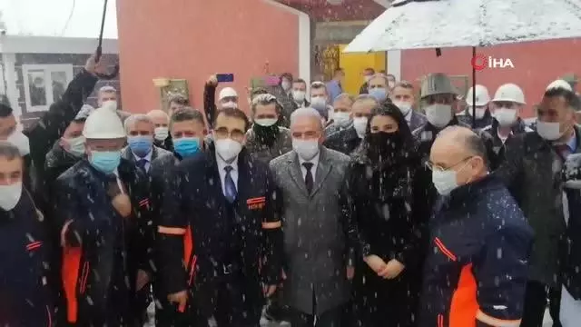Bakan Dönmez: 'Bana göre kömürün karası altının parasından daha değerli' Bakan Dönmez: 'Bana göre kömürün karası altının parasından daha değerli'