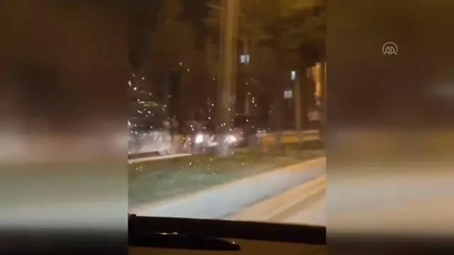 Başıboş gezen ata çarpan otomobilin sürücüsü yaralandı Başıboş gezen ata çarpan otomobilin sürücüsü yaralandı