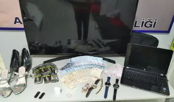 Son dakika... Bir eve giren iki hırsız, evde bulunan sigaları dahi çaldı Son dakika... Bir eve giren iki hırsız, evde bulunan sigaları dahi çaldı