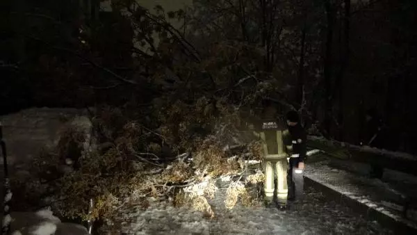 Bursa'da yoğun kar, hayatı olumsuz etkiledi (3) Bursa'da yoğun kar, hayatı olumsuz etkiledi (3)