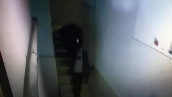 Çikolata yiyen hırsızın 500 liralık bebek arabasını çalma anı kamerada Çikolata yiyen hırsızın 500 liralık bebek arabasını çalma anı kamerada