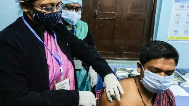 Covid-19 aşısı: 1,3 milyar nüfuslu Hindistan, dünyanın en büyük aşı programını başlattı Covid-19 aşısı: 1,3 milyar nüfuslu Hindistan, dünyanın en büyük aşı programını başlattı