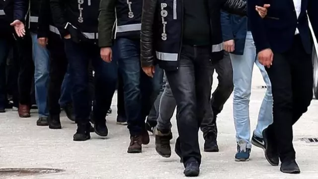 Cumhuriyet tarihinin akaryakıta bağlı en büyük vergi kaçakçılığı operasyonu: 50 ilde, 220 gözaltı Cumhuriyet tarihinin akaryakıta bağlı en büyük vergi kaçakçılığı operasyonu: 50 ilde, 220 gözaltı