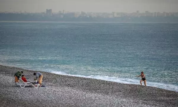 Denizin havadan sıcak olduğu Antalya'da sahil, turistlere ve martılara kaldı Denizin havadan sıcak olduğu Antalya'da sahil, turistlere ve martılara kaldı