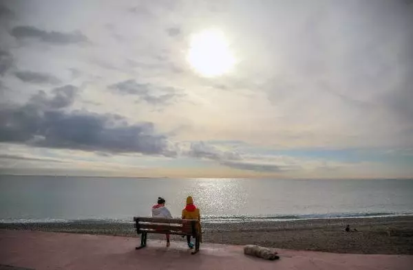 Denizin havadan sıcak olduğu Antalya'da sahil, turistlere ve martılara kaldı Denizin havadan sıcak olduğu Antalya'da sahil, turistlere ve martılara kaldı