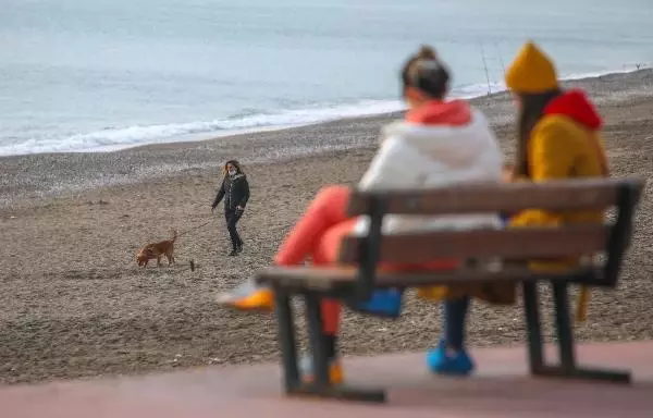 Denizin havadan sıcak olduğu Antalya'da sahil, turistlere ve martılara kaldı Denizin havadan sıcak olduğu Antalya'da sahil, turistlere ve martılara kaldı