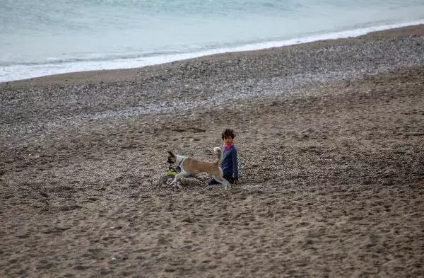 Denizin havadan sıcak olduğu Antalya'da sahil, turistlere ve martılara kaldı Denizin havadan sıcak olduğu Antalya'da sahil, turistlere ve martılara kaldı