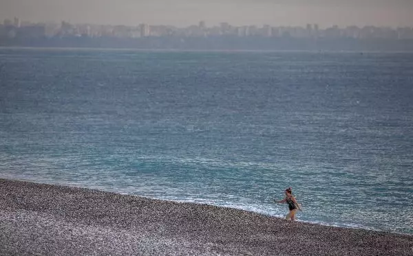 Denizin havadan sıcak olduğu Antalya'da sahil, turistlere ve martılara kaldı Denizin havadan sıcak olduğu Antalya'da sahil, turistlere ve martılara kaldı