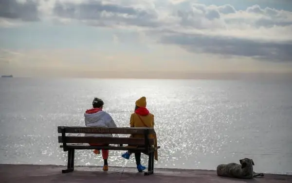 Denizin havadan sıcak olduğu Antalya'da sahil, turistlere ve martılara kaldı Denizin havadan sıcak olduğu Antalya'da sahil, turistlere ve martılara kaldı