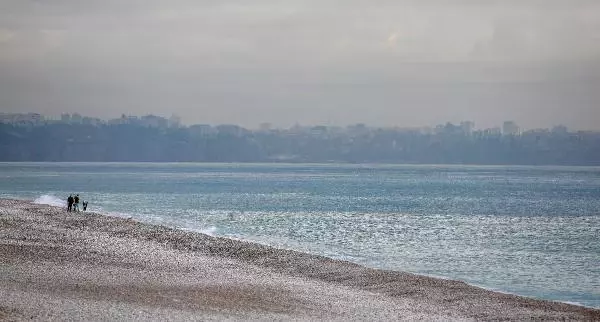 Denizin havadan sıcak olduğu Antalya'da sahil, turistlere ve martılara kaldı Denizin havadan sıcak olduğu Antalya'da sahil, turistlere ve martılara kaldı