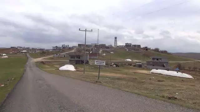 DİYARBAKIR - 6 ayaklı doğan kuzu görenleri şaşırttı DİYARBAKIR - 6 ayaklı doğan kuzu görenleri şaşırttı