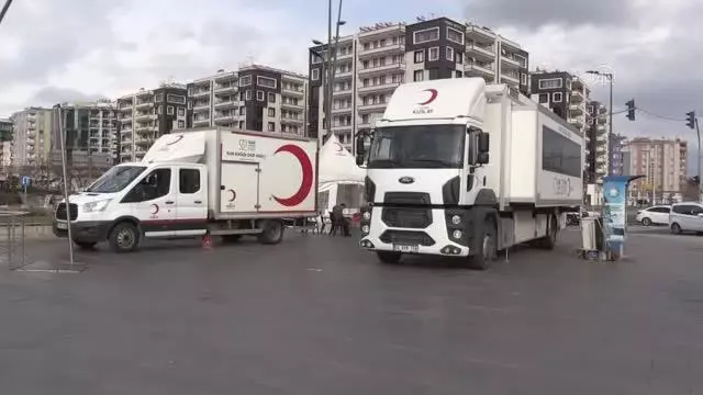 DİYARBAKIR - Randevu alarak sokağa çıkma kısıtlamasında kan bağışında bulundular DİYARBAKIR - Randevu alarak sokağa çıkma kısıtlamasında kan bağışında bulundular