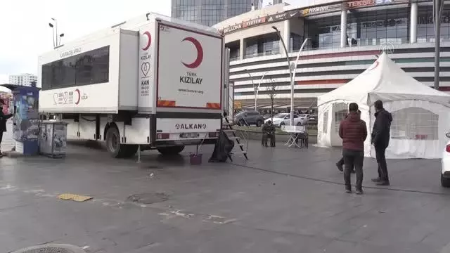 DİYARBAKIR - Randevu alarak sokağa çıkma kısıtlamasında kan bağışında bulundular DİYARBAKIR - Randevu alarak sokağa çıkma kısıtlamasında kan bağışında bulundular