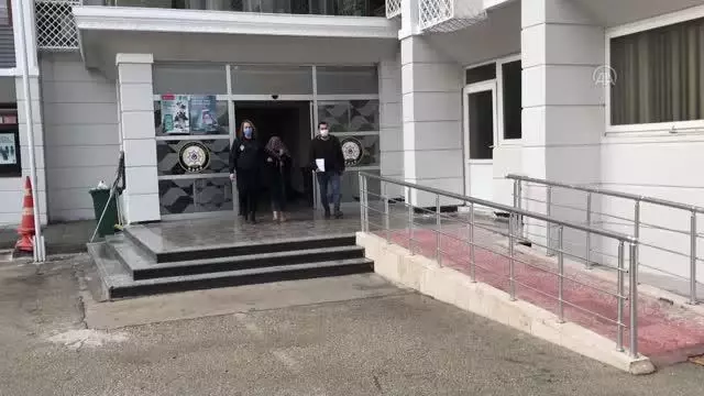 Dolandırıcılık soruşturmasında yakalanan anne ile kızı ev hapsi tedbiriyle salıverildi Dolandırıcılık soruşturmasında yakalanan anne ile kızı ev hapsi tedbiriyle salıverildi