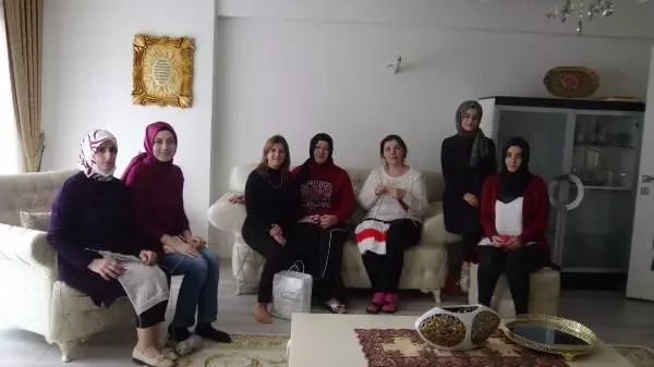 El ele verip, 33 çocuğa kışlık giyecek ördüler El ele verip, 33 çocuğa kışlık giyecek ördüler