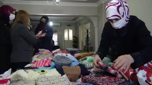 El ele verip, 33 çocuğa kışlık giyecek ördüler El ele verip, 33 çocuğa kışlık giyecek ördüler
