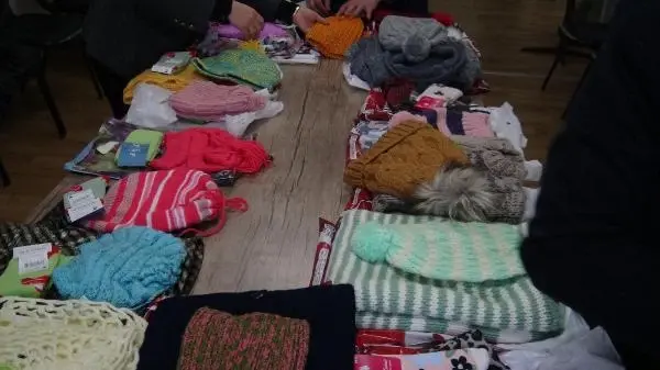 El ele verip, 33 çocuğa kışlık giyecek ördüler El ele verip, 33 çocuğa kışlık giyecek ördüler