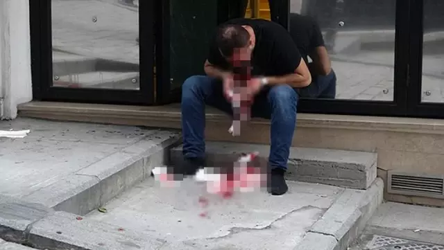 Elindeki tabanca ateş aldı, mermi çenesinden girip alnından çıksa da sedyeye yürüyerek gitti Elindeki tabanca ateş aldı, mermi çenesinden girip alnından çıksa da sedyeye yürüyerek gitti