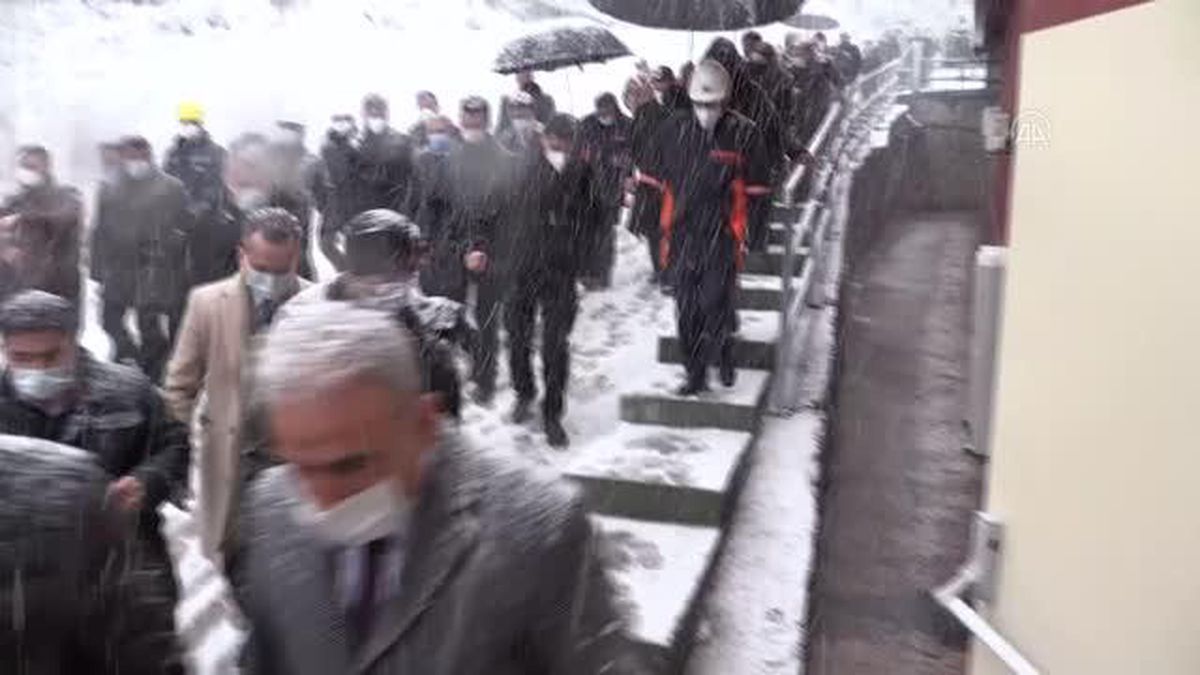 Son dakika haber: Enerji ve Tabii Kaynaklar Bakanı Dönmez, Soma'da madencilerle buluştu