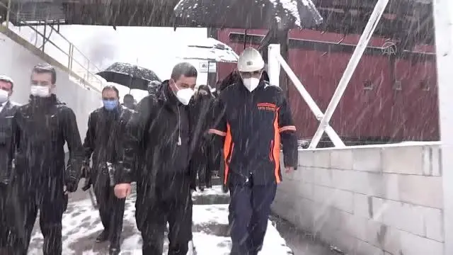 Son dakika haber: Enerji ve Tabii Kaynaklar Bakanı Dönmez, Soma'da madencilerle buluştu Son dakika haber: Enerji ve Tabii Kaynaklar Bakanı Dönmez, Soma'da madencilerle buluştu