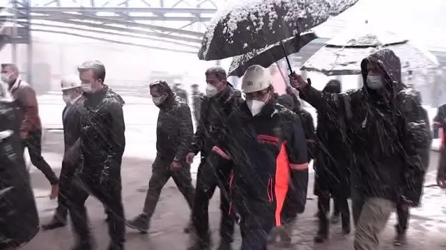 Son dakika haber: Enerji ve Tabii Kaynaklar Bakanı Dönmez, Soma'da madencilerle buluştu Son dakika haber: Enerji ve Tabii Kaynaklar Bakanı Dönmez, Soma'da madencilerle buluştu