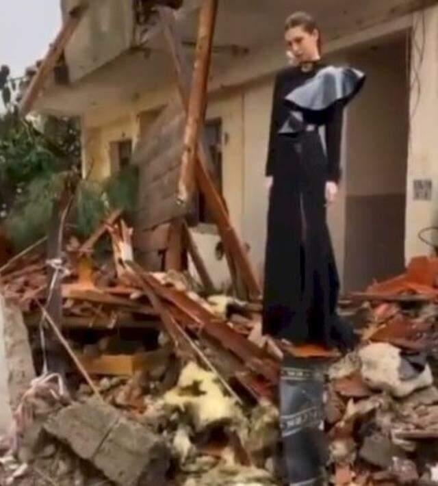 Farkındalık yaratmak için enkaz üzerinde poz veren Itır Esen, linç edilmeye başlandı Farkındalık yaratmak için enkaz üzerinde poz veren Itır Esen, linç edilmeye başlandı