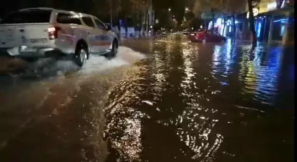 Fethiye'de şiddetli yağış etkili oldu Fethiye'de şiddetli yağış etkili oldu