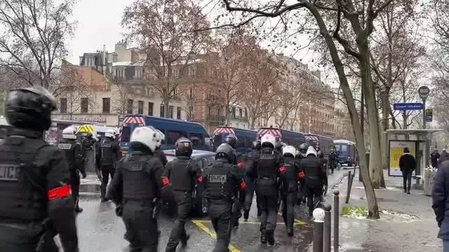 Fransızlar güvenlik yasa tasarısına karşı özgürlüklerini korumak için yürüdü Fransızlar güvenlik yasa tasarısına karşı özgürlüklerini korumak için yürüdü