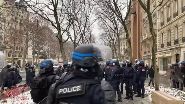 Fransızlar güvenlik yasa tasarısına karşı özgürlüklerini korumak için yürüdü Fransızlar güvenlik yasa tasarısına karşı özgürlüklerini korumak için yürüdü