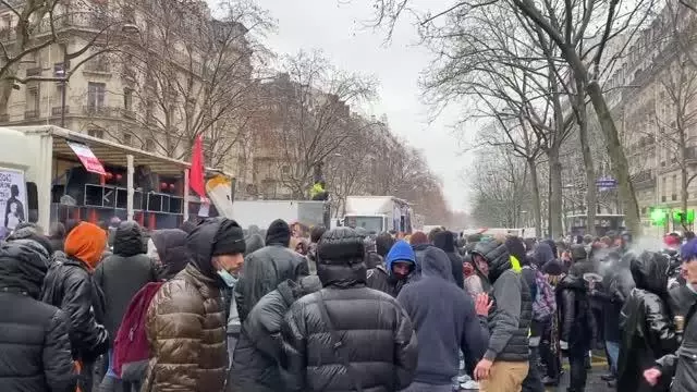 Fransızlar güvenlik yasa tasarısına karşı özgürlüklerini korumak için yürüdü Fransızlar güvenlik yasa tasarısına karşı özgürlüklerini korumak için yürüdü