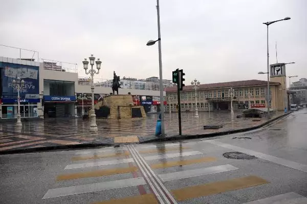 Gaziantep'te işlek cadde ve meydanlar boş kaldı Gaziantep'te işlek cadde ve meydanlar boş kaldı