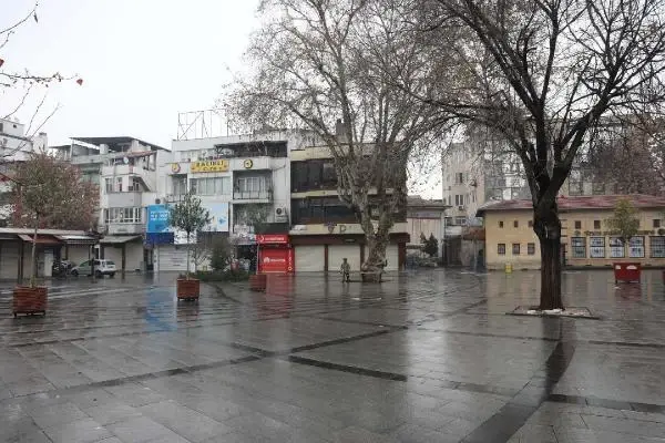 Gaziantep'te işlek cadde ve meydanlar boş kaldı Gaziantep'te işlek cadde ve meydanlar boş kaldı
