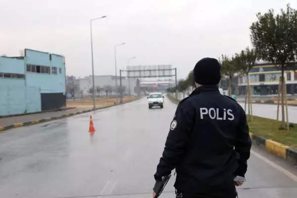 Gaziantep'te işlek cadde ve meydanlar boş kaldı Gaziantep'te işlek cadde ve meydanlar boş kaldı