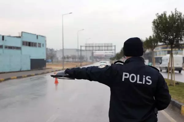 Gaziantep'te işlek cadde ve meydanlar boş kaldı Gaziantep'te işlek cadde ve meydanlar boş kaldı