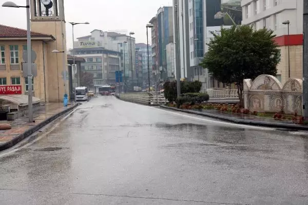 Gaziantep'te işlek cadde ve meydanlar boş kaldı Gaziantep'te işlek cadde ve meydanlar boş kaldı