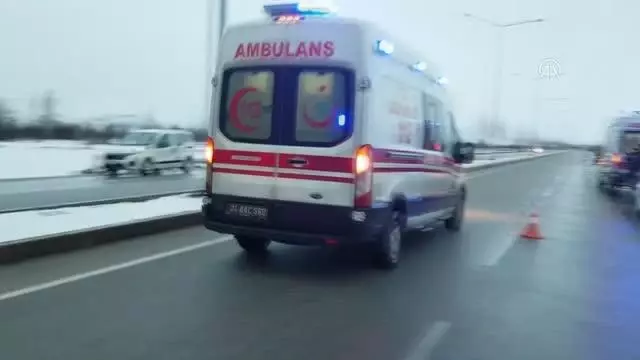 Hafif ticari araç devrildi: 5 yaralı Hafif ticari araç devrildi: 5 yaralı