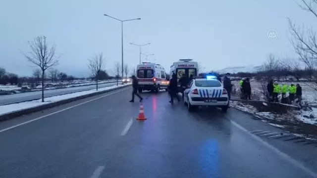Hafif ticari araç devrildi: 5 yaralı Hafif ticari araç devrildi: 5 yaralı