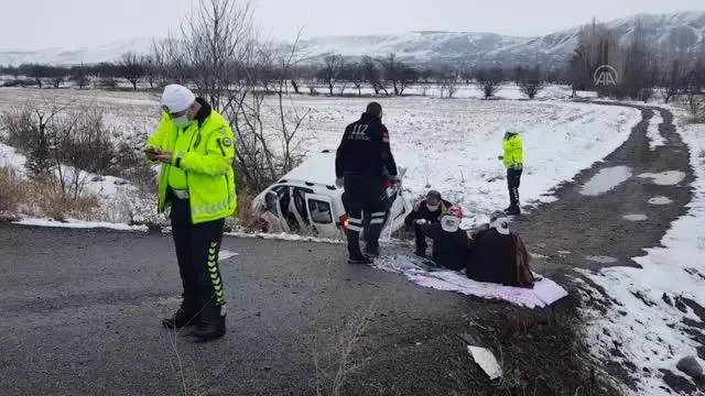 Hafif ticari araç devrildi: 5 yaralı Hafif ticari araç devrildi: 5 yaralı