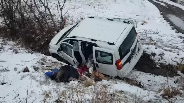 Hafif ticari araç devrildi: 5 yaralı Hafif ticari araç devrildi: 5 yaralı