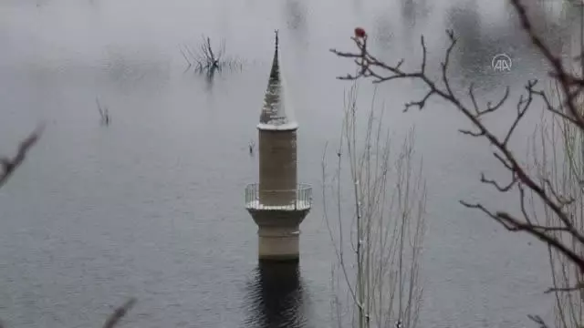 Hafik ilçesinde kar yağışı etkili oluyor Hafik ilçesinde kar yağışı etkili oluyor